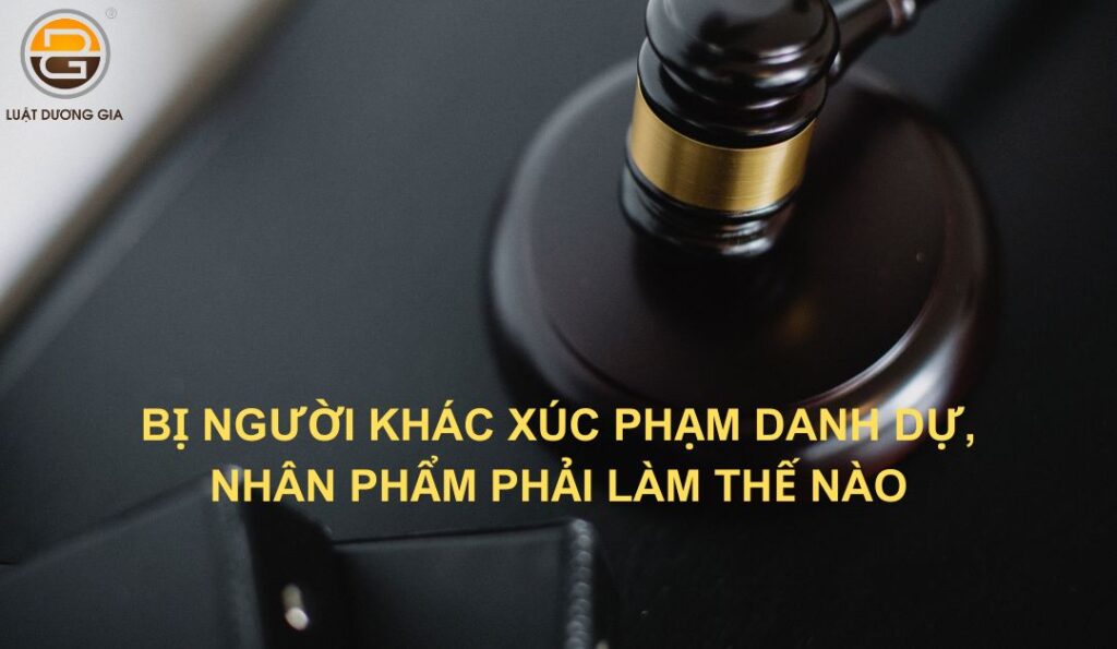 bi-nguoi-khac-xuc-pham-danh-du-nhan-pham-phai-lam-the-nao